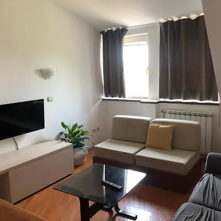 Stan U Samom Centru Obrenovca, Na Trgu 2 *