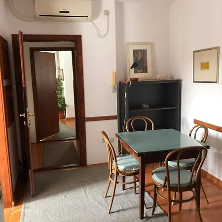 Stan U Samom Centru Obrenovca, Na Trgu 2 *