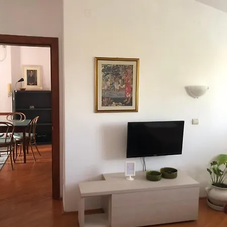 Stan U Samom Centru Obrenovca, Na Trgu 2 *